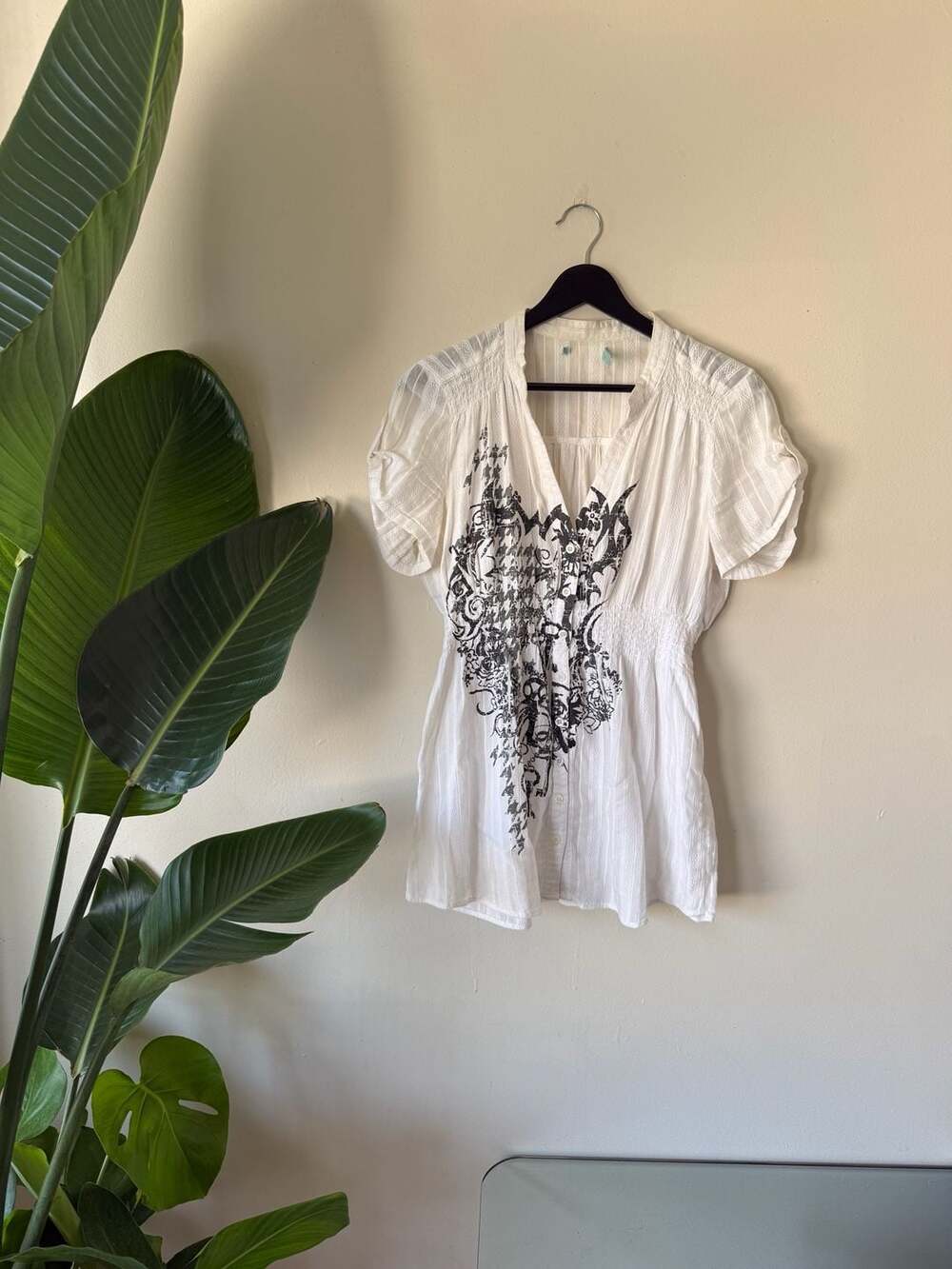 Maurices Women's White V-Neck Short Sleeve Blouse with Black Graphic Siz L
